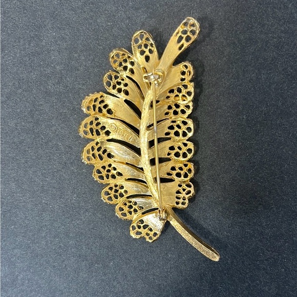 Vintage BSK Gold Tone Leaf Floral Rhinestone Signed Brooch Clip On Earring Set - Picture 3 of 11